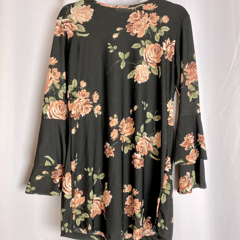 Long sleeve tunic. Lightweight and modest. Floral